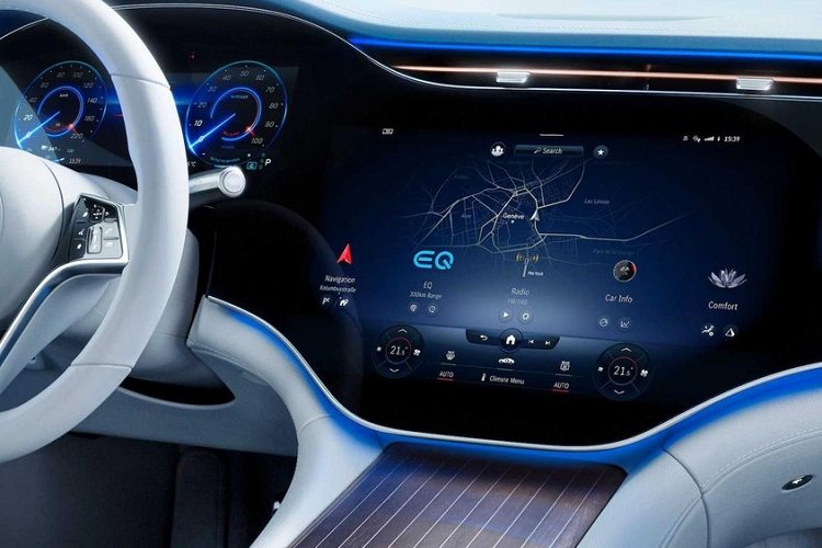 Rõ ràng, đôi mắt là một trong những trọng tâm chính trong thiết kế nội thất của EQS. Ngoài hình ảnh trực quan trên bề mặt, một hệ thống ánh sáng xung quanh đã được sử dụng trong toàn bộ cabin. Mặt khác, các tấm ốp cửa được giới thiệu là vay mượn từ thiết kế nội thất của không gian sống hiện đại.Thú vị hơn nữa, các mũi kim trên đồng hồ kỹ thuật số lại có một hiệu ứng như kiếm laser.