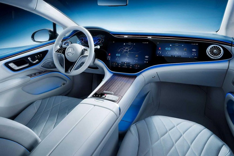 Về khía cạnh xúc giác, MBUX Hyperscreen cung cấp tính năng phản hồi xúc giác mà sử dụng lực phản hồi trên cả màn hình trung tâm và hành khách. Dưới bề mặt màn hình cảm ứng còn có 12 bộ truyền động, có thể gây ra rung động rõ ràng khi tiếp xúc. Các yếu tố kích thích xúc giác khác trong cabin là các chất liệu được sử dụng.