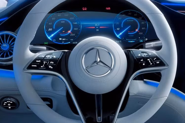 Mercedes EQS 2022 mới sở hữu nội thất trông khác biệt hẳn so với bản concept đã ra mắt trước đây, và những hình ảnh công bố chính thức ở đây càng làm rõ chuyện đó. Màn hình MBUX Hyperscreen là tâm điểm của thiết kế mới, bao gồm 3 màn hình lớn dưới cùng một tấm kính chống xước mà bao phủ toàn bộ mặt táp lô. Hệ thống tân tiến này sử dụng CPU 8 lõi, 24 GB RAM, và băng thông RAM 46,4 GB/s. Dù không được thấy ở những bức ảnh ở đây, bản xe EQS tiêu chuẩn không trang bị MBUX Hyperscreen sẽ có một bố cục nội thất khác. Tuy nhiên, điểm chung giữa cả hai bản là đều không có hầm hộp số.
