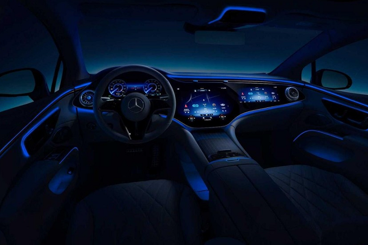 Trải nghiệm kích thích thính giác bắt đầu từ trước cả khi người lái và hành khách bước vào EQS 2022, với âm thanh chào đón họ khi họ đến gần và bước vào xe. Ngoài hệ thống âm thanh vòm Burmester 15 loa, nội thất còn có 2 kiểu âm thanh tiêu chuẩn đi kèm với chiếc xe là Silver Waves và Vivid Flux, trong khi đó các âm thanh lái xe, có thể thay đổi tùy thuộc vào chế độ lái xe và các thao tác điều khiển từ người lái, là tùy chọn và do loa nội thất phát ra.