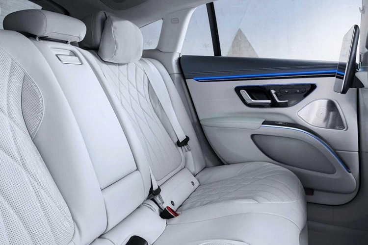 Nói về tính năng sạc, mặc dù không được đề cập trong thông cáo mới, nhưng Mercedes đã tuyên bố trước đó rằng sẽ có 500.000 địa điểm hỗ trợ Mercedes Me Charge trên toàn thế giới, bao gồm hơn 200.000 trong số đó ở châu Âu. Mẫu EQS 2022 cũng sẽ có cự li di chuyển hơn 700 km trong thử nghiệm WLTP.