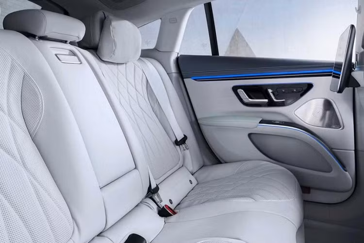 Nói về tính năng sạc, mặc dù không được đề cập trong thông cáo mới, nhưng Mercedes đã tuyên bố trước đó rằng sẽ có 500.000 địa điểm hỗ trợ Mercedes Me Charge trên toàn thế giới, bao gồm hơn 200.000 trong số đó ở châu Âu. Mẫu EQS 2022 cũng sẽ có cự li di chuyển hơn 700 km trong thử nghiệm WLTP.