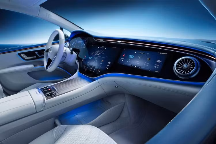 Xe điện Mercedes EQS 2022 sẽ được ra mắt tại châu Âu vào tháng 8 tới, và chúng ta sẽ biết thêm thông tin chi tiết vào lúc đó. Mẫu xe điện cao cấp này sẽ được chế tạo cùng với S-Class và Maybach S-Class trong "Factory 56" không xả khí thải tại nhà máy Sindelfingen