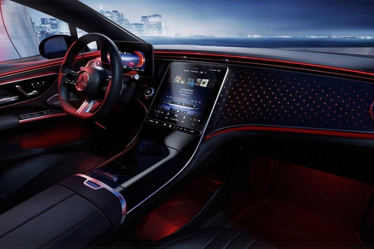 Quan trọng hơn, EQS có sẵn các dạng âm thanh nhẹ nhàng được gọi là Forest Glade (rừng), Sounds of the Sea (biển) và Summer Rain (mưa hè) mà có thể được chọn khi đỗ lại để tăng cường tính thư giãn. Nói cách khác, Mercedes muốn bạn tái nạp năng lượng cho cơ thể khi bạn sạc lại pin cho EQS.