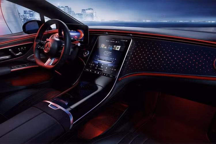 Quan trọng hơn, EQS có sẵn các dạng âm thanh nhẹ nhàng được gọi là Forest Glade (rừng), Sounds of the Sea (biển) và Summer Rain (mưa hè) mà có thể được chọn khi đỗ lại để tăng cường tính thư giãn. Nói cách khác, Mercedes muốn bạn tái nạp năng lượng cho cơ thể khi bạn sạc lại pin cho EQS.