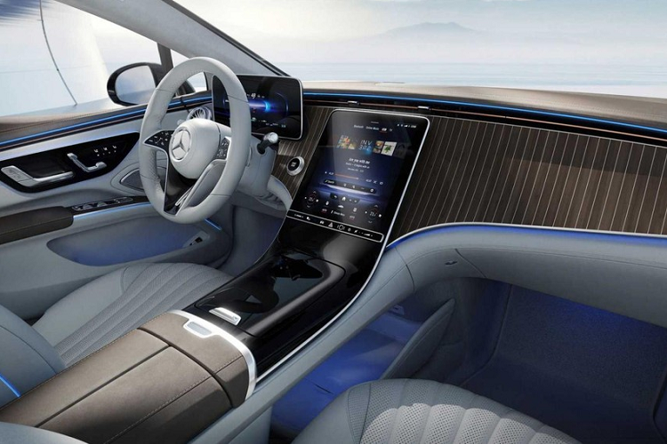 Ngoài MBUX Hyperscreen,Mercedes nói rằng EQS được tạo ra để trải nghiệm với hầu như tất cả các giác quan của con người, cụ thể là thị giác, thính giác, khứu giác và xúc giác. Có cả khứu giác là vì EQS đi kèm với bộ lọc không khí High Efficiency Particulate Air (HEPA) giúp làm sạch và lọc không khí bên ngoài xâm nhập vào cabin. Là một phần của gói trang bị Air-Balance Package, EQS cũng có hệ thống xịt nước hoa chủ động, đi kèm với mùi hương mới có tên No.6 Mood Linen.