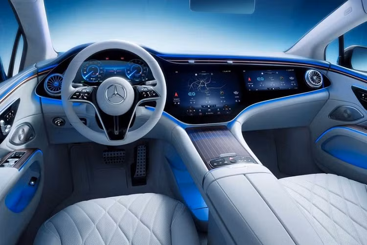 Tương lai của xe Mercedes-Benz đang ngày một lộ rõ với sự cập bến của Mercedes EQS hoàn toàn mới. Mặc dù không phải là mẫu xe EQ đầu tiên được giới thiệu, EQS là mẫu đầu tiên được chế tạo dựa trên cấu trúc mô-dun cho tính sang trọng và xe điện độc quyền phân khúc của công ty. Vì vậy, các nhà thiết kế ở Stuttgart đã nhận được sự tự do cần thiết để tạo nên một thiết kế nội thất và trải nghiệm hoàn toàn mới cho người lái và hành khách.