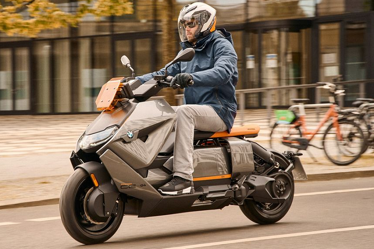 BMW Motorrad mới đây vừa chính thức trình làng mẫu xe máy điện BMW CE 04 2022 mới sau một năm ra mắt bản Concept. Mẫu xe này sẽ bắt đầu được bán ra tại Mỹ kể từ đầu năm sau.