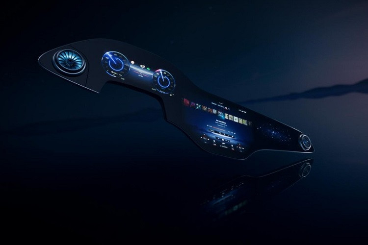 Được hé lộ lần đầu cho mẫu Mercedes A-Class trong năm 2018, Mercedes-Benz User Experience mới (MBUX) là một trong những hệ thống thông tin giải trí ấn tượng nhất trên thị trường vào lúc này, với giao diện giao diện trực quan và các chức năng AI tiên tiến. Trong Mercedes S-Class mới, hệ thống MBUX sẽ chạy trên một màn hình cảm ứng cỡ 12,8 inch và một màn hình đồng hồ kỹ thuật 12,3 inch. Đối với mẫu sedan điện EQS sắp ra mắt, Mercedes sẽ đưa công nghệ này lên một tầng cao mới.