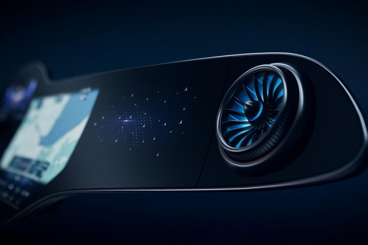 Đồ họa được hiển thị với tông màu xanh và cam mới, trong khi màn hình khoang lái cổ điển với hai công cụ hình tròn đã được làm mới với giao diện kỹ thuật số hoàn toàn. Nhờ vậy, việc vận hành giao diện sẽ dễ dàng hơn bao giờ hết. Chưa hết, một tính năng mới sẽ làm cho các ứng dụng quan trọng nhất luôn hiện ở trên cùng màn hình, loại bỏ nhu cầu cuộn qua các mục lục phụ hoặc ra lệnh bằng giọng nói. Ở chế độ EV, các chức năng như tăng cường và phục hồi được hình dung theo một cách mới.