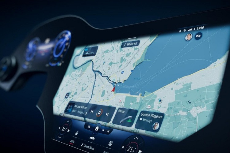 Nhờ có trí tuệ nhân tạo AI tiên tiến, giao diện người dùng của Hyperscreen có khả năng nhận biết theo ngữ cảnh và có thể tự động hiển thị các chức năng vào thời điểm thích hợp bằng cách học hành vi của người dùng. Vì điều hướng là một trong những ứng dụng được sử dụng nhiều nhất, nó luôn nằm ở trung tâm của màn hình khổng lồ, trong khi có tới 20 chức năng khác như lời nhắc sinh nhật và đề xuất danh sách việc cần làm thì được cung cấp tự động. Chúng ta có thể kỳ vọng Mercedes sẽ tiết lộ thêm thông tin và các video giới thiệu về EQS trong thời gian chuẩn bị ra mắt công chúng chiếc sedan điện vào mùa xuân này.