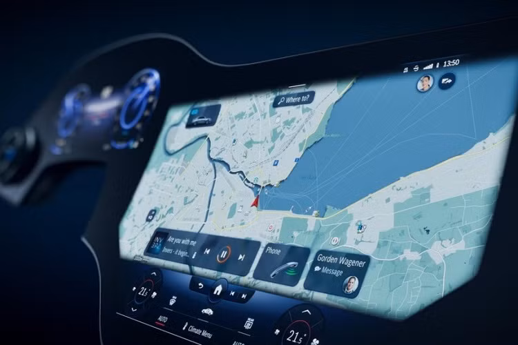 Nhờ có trí tuệ nhân tạo AI tiên tiến, giao diện người dùng của Hyperscreen có khả năng nhận biết theo ngữ cảnh và có thể tự động hiển thị các chức năng vào thời điểm thích hợp bằng cách học hành vi của người dùng. Vì điều hướng là một trong những ứng dụng được sử dụng nhiều nhất, nó luôn nằm ở trung tâm của màn hình khổng lồ, trong khi có tới 20 chức năng khác như lời nhắc sinh nhật và đề xuất danh sách việc cần làm thì được cung cấp tự động. Chúng ta có thể kỳ vọng Mercedes sẽ tiết lộ thêm thông tin và các video giới thiệu về EQS trong thời gian chuẩn bị ra mắt công chúng chiếc sedan điện vào mùa xuân này.