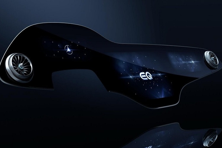 Bao quanh màn hình Hyperscreen của Mercedes-Benz là phần khung phía trước bằng nhựa được sơn màu bạc Silver Shadow mà trải qua quá trình phủ ba lớp công phu để có một vẻ ngoài cao cấp. Hệ thống ánh sáng xung quanh cũng được tích hợp vào phần dưới của Hyperscreen, làm cho màn hình trông như thể nằm nổi trên bảng điều khiển.