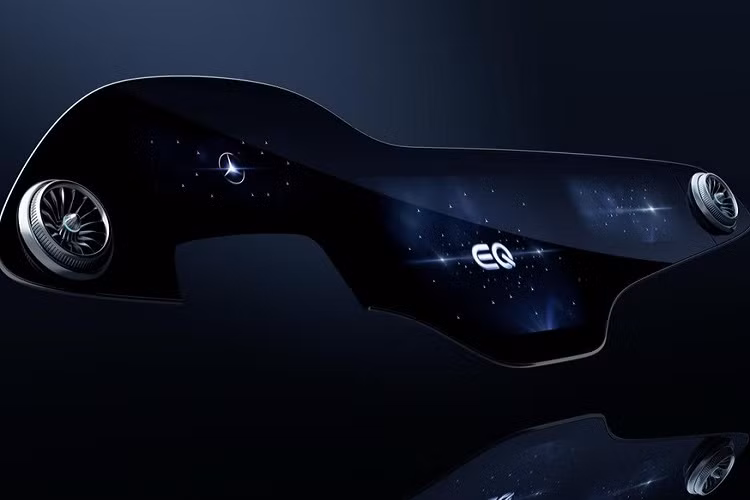 Bao quanh màn hình Hyperscreen của Mercedes-Benz là phần khung phía trước bằng nhựa được sơn màu bạc Silver Shadow mà trải qua quá trình phủ ba lớp công phu để có một vẻ ngoài cao cấp. Hệ thống ánh sáng xung quanh cũng được tích hợp vào phần dưới của Hyperscreen, làm cho màn hình trông như thể nằm nổi trên bảng điều khiển.