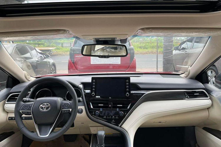 Ngoài những thông tin về động cơ, một số trang bị của Toyota Camry 2022 cũng đã được phía đại lý hé lộ. Theo đó, bản 2.0G tiêu chuẩn sẽ có màn hình giải trí 7 inch DA kết nối Apple CarPlay, gạ tự động Cruise Control nhưng la-zăng lại chỉ có kích thước 16 inch và cũng là chi tiết gây tranh cãi trên các hội nhóm trong thời gian gần đây.