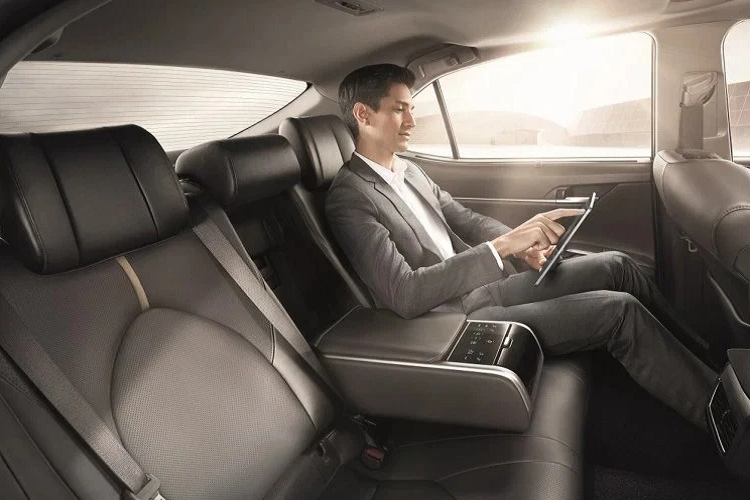 Bên cạnh đó, trang bị an toàn của bản 2.0Q còn xuất sắc hơn nhiều khi có thêm cảnh báo điểm mù, màn hình hiển thị kính lái HUD, cảnh báo phương tiện cắt ngang phía sau và đặc biệt là cả gói công nghệ Toyota Safety Sense 2.0 bao gồm các tính năng hấp dẫn như hỗ trợ giữ làn đường, phanh tự động khẩn cấp, ga tự động thích ứng khoảng cách và đèn pha thông minh. 