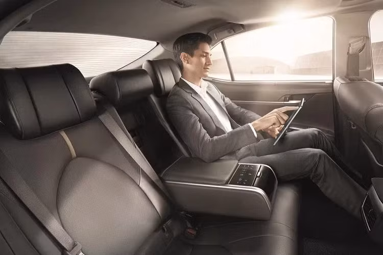 Bên cạnh đó, trang bị an toàn của bản 2.0Q còn xuất sắc hơn nhiều khi có thêm cảnh báo điểm mù, màn hình hiển thị kính lái HUD, cảnh báo phương tiện cắt ngang phía sau và đặc biệt là cả gói công nghệ Toyota Safety Sense 2.0 bao gồm các tính năng hấp dẫn như hỗ trợ giữ làn đường, phanh tự động khẩn cấp, ga tự động thích ứng khoảng cách và đèn pha thông minh. 