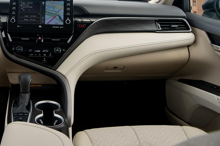 Về phía 2 bản 2.5Q và 2.5HV, các trang bị tiện nghi sẽ không hơn nhiều so với bản 2.0Q và cũng sẽ có gói công nghệ Toyota Safety Sense 2.0 và sẽ nổi bật hơn nhờ 8 cảm biến và camera 360 độ.