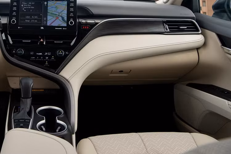 Về phía 2 bản 2.5Q và 2.5HV, các trang bị tiện nghi sẽ không hơn nhiều so với bản 2.0Q và cũng sẽ có gói công nghệ Toyota Safety Sense 2.0 và sẽ nổi bật hơn nhờ 8 cảm biến và camera 360 độ.