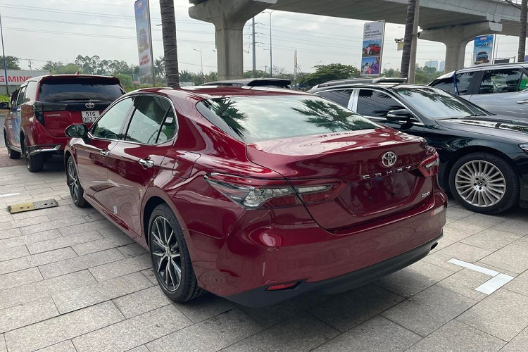 Hiện tại, giá xe Toyota Camry 2022 chính hãng tại Việt Nam vẫn chưa được hé lộ. Nhưng với những điểm mới ở lần nâng cấp này, giá của xe nhiều khả năng sẽ tăng mạnh so với đời cũ.