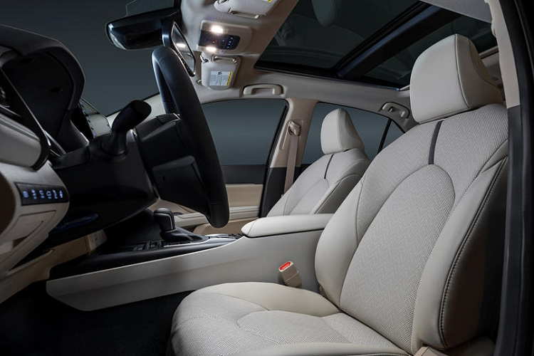 Về phía 2 bản 2.5Q và 2.5HV, các trang bị tiện nghi sẽ không hơn nhiều so với bản 2.0Q và cũng sẽ có gói công nghệ Toyota Safety Sense 2.0 và sẽ nổi bật hơn nhờ 8 cảm biến và camera 360 độ.