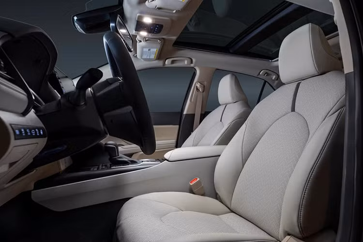 Về phía 2 bản 2.5Q và 2.5HV, các trang bị tiện nghi sẽ không hơn nhiều so với bản 2.0Q và cũng sẽ có gói công nghệ Toyota Safety Sense 2.0 và sẽ nổi bật hơn nhờ 8 cảm biến và camera 360 độ.