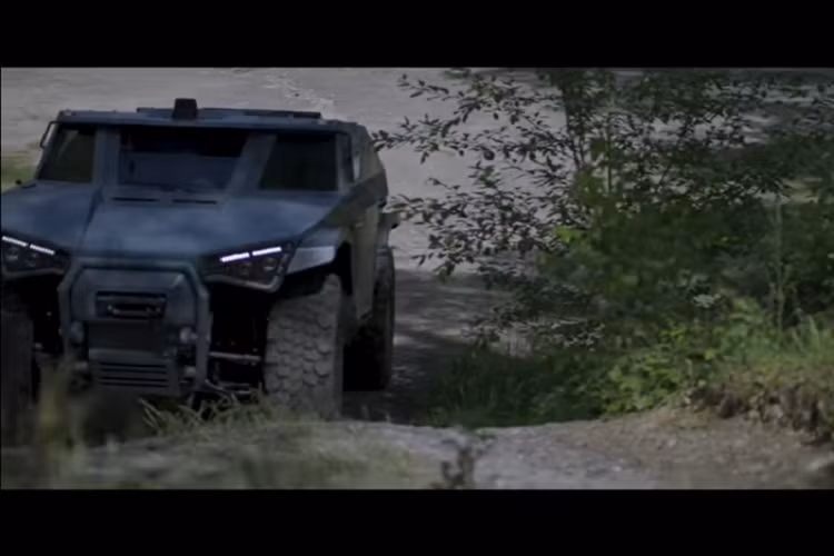 Nó cũng có khả năng đạt tốc độ tối đa 130 km/h, một tốc độ không tồi với một mẫu xe quân sự bọc giáp nặng 8 tấn.