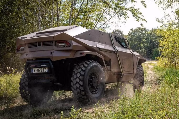 Mẫu xe trinh sát quân sự bọc giáp hạng nhẹ này có một loạt các tính năng độc đáo, tuy nhiên một trong những tính năng thú vị hơn cả là hệ truyền động hybrid. Chiếc Arquus Scarabee chạy điện có trang bị cụm pin và một mô tơ điện được thiết kế để tăng thêm khả năng “tàng hình” cho chiếc xe trong các hoạt động quân sự với chế độ chạy bằng điện 100%. Môtơ điện 103 mã lực sẽ hoạt động kết hợp với một động cơ diesel V6 mạnh 300 mã lực.