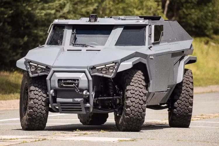 Humvee có thể được coi là một trong những phương tiện quân sự 4 bánh dễ nhận biết nhất trên thế giới. Nó đã giúp sinh ra một thương hiệu SUV tiêu dùng mang tính biểu tượng hiện nay, nhưng thế giới thực tế có tràn ngập các loại xe quân sự đáng gờm khác. Một trong những chiếc xe như vậy đến từ công ty Arquus của Pháp. Nó được gọi là Arquus Scarabee chống đạn, và gần đây nhất công ty đã trưng bày nó tại sự kiện IDEX 2021 ở Abu Dhabi, cho xem trước nhiều dạng cấu hình khác nhau.