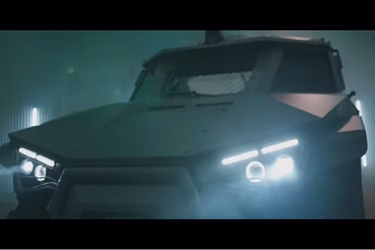 Phiên bản Patrol trang bị một súng máy 12,7 mm, trong khi bản Recon trang bị pháo 30 mm mạnh mẽ hơn. Kích thước nhỏ gọn của Scarabee cũng cho phép nó được treo dưới máy bay trực thăng để vận chuyển hoặc mang trên máy bay C-130.