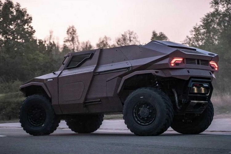 Chiếc xe quân sự Pháp được thiết kế để ra và vào các địa điểm một cách nhanh chóng mà vẫn giữ an toàn cho đội ngũ ngồi trong. Nó thậm chí còn đặt người lái ngồi xa về phía trước trong cabin, giúp người đó có tầm nhìn 200 độ ra phía trước để quan sát tốt nhất có thể, một điều mấu chốt ở những nơi nguy hiểm.