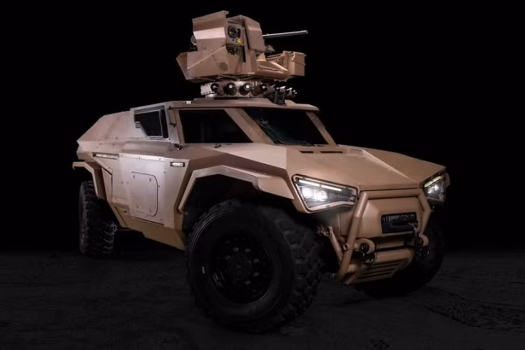 Một tính năng thú vị đáng nói khác là hệ thống lái 4 bánh của Scarabee. Không những hệ thống Sterling tân tiến cho phép chiếc xe dễ dàng bẻ lái trên chiến trường, mà nó còn cho phép Scarabee lao ra từ phía sau chỗ nấp và nhanh chóng rút lui mà không cần phải thực hiện động tác bẻ lái nào khiến nó bị sở hơ trước hỏa lực của đối phương. Đó là một tính năng “đi ngang” gần gống với những gì có ở GMC Hummer EV.