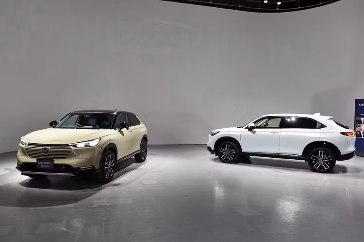 Thế hệ thứ ba của Honda HR-V 2021 mới đã chính thức trình làng tại thị trường Nhật Bản dưới cái tên Vezel. Sau đây, mời các bạn chiêm ngưỡng thiết kế nội - ngoại thất của mẫu SUV cỡ B này thông qua những hình ảnh chụp ngoài đời thực. Như thông tin đã đưa, HR-V 2021 sở hữu thiết kế hoàn toàn mới, gọn gàng, góc cạnh hơn và được đánh giá cao hơn thế hệ cũ. Trên thực tế, mẫu SUV cỡ B này được thiết kế dựa trên mẫu SUV e:concept đã lần đầu tiên trình làng trong triển lãm Ô tô Bắc Kinh 2020.