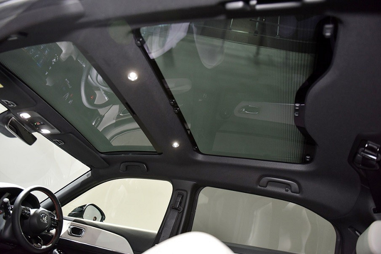 Cuối cùng là công nghệ an toàn Honda Sensing, bao gồm phanh khẩn cấp tự động, hỗ trợ giữ làn đường, nhận biết biển báo giao thông, hệ thống kiểm soát hành trình với tính năng Stop and Go, camera 360 độ và phát hiện điểm mù.