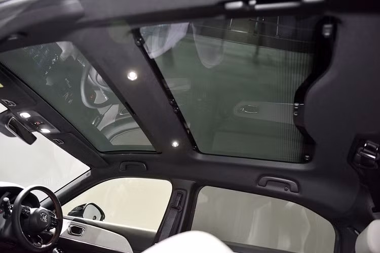 Cuối cùng là công nghệ an toàn Honda Sensing, bao gồm phanh khẩn cấp tự động, hỗ trợ giữ làn đường, nhận biết biển báo giao thông, hệ thống kiểm soát hành trình với tính năng Stop and Go, camera 360 độ và phát hiện điểm mù.