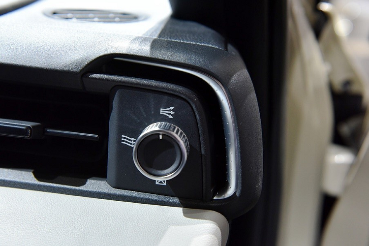 Cửa sổ trời toàn cảnh Panorama với tấm kính làm suy yếu ánh nắng mặt trời nhưng không mở ra được hệ thống âm thanh 9 loa, ghế Magic Seats tiện dụng phía sau và cửa gió hàng ghế sau. Đặc biệt, Honda HR-V 2021 tại thị trường Nhật Bản có gói Honda Total Care Premium với những tính năng kết nối như hệ thống WiFi trên xe, trung tâm ứng dụng, nâng cấp bản đồ tự động và dùng điện thoại thông minh làm khóa kỹ thuật số.