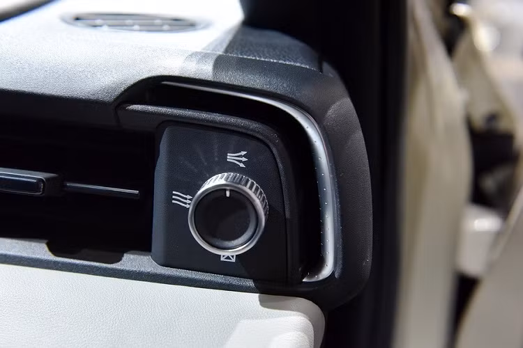 Cửa sổ trời toàn cảnh Panorama với tấm kính làm suy yếu ánh nắng mặt trời nhưng không mở ra được hệ thống âm thanh 9 loa, ghế Magic Seats tiện dụng phía sau và cửa gió hàng ghế sau. Đặc biệt, Honda HR-V 2021 tại thị trường Nhật Bản có gói Honda Total Care Premium với những tính năng kết nối như hệ thống WiFi trên xe, trung tâm ứng dụng, nâng cấp bản đồ tự động và dùng điện thoại thông minh làm khóa kỹ thuật số.