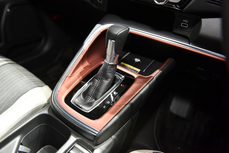 Tại thị trường Nhật Bản, Honda HR-V 2021 có 2 tùy chọn động cơ. Đầu tiên là động cơ xăng i-VTEC 4 xi-lanh, DOHC, dung tích 1.5L, kết hợp với hộp số biến thiên vô cấp CVT như cũ. Thứ hai là hệ truyền động hybrid e:HEV với máy xăng và 2 mô-tơ điện. Hiện hãng Honda chưa công bố thông số động cơ của mẫu SUV cỡ B này.