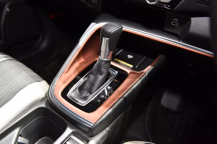 Tại thị trường Nhật Bản, Honda HR-V 2021 có 2 tùy chọn động cơ. Đầu tiên là động cơ xăng i-VTEC 4 xi-lanh, DOHC, dung tích 1.5L, kết hợp với hộp số biến thiên vô cấp CVT như cũ. Thứ hai là hệ truyền động hybrid e:HEV với máy xăng và 2 mô-tơ điện. Hiện hãng Honda chưa công bố thông số động cơ của mẫu SUV cỡ B này.