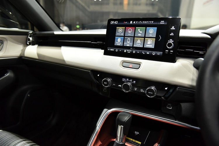 Tương tự phiên bản cũ, Honda HR-V 2021 sẽ dùng hệ dẫn động cầu trước tiêu chuẩn nhưng đi kèm nhiều chế độ lái mới. Trong khi đó, hệ dẫn động 4 bánh toàn thời gian Real Time AWD sẽ được trang bị tùy chọn cho xe, bao gồm cả phiên bản e:HEV.