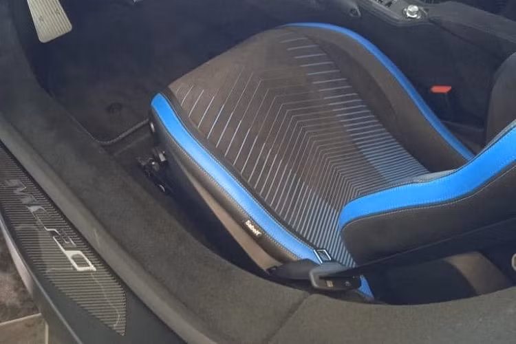 Ngoài màu sơn trắng, chiếc siêu xe Maserati MC20 này còn có nhiều chi tiết sơn đen nhám hoặc bóng, điểm nhấn ở ngoại hình xe còn phải kể đến bộ mâm đa chấu kép được hoàn thiện với 2 tông màu tương phản là bạc và đen cùng với đó là kẹp phanh màu xanh dương