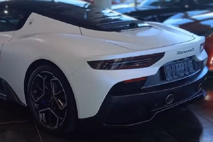 Mở cửa cánh bướm của siêu xe Maserati MC20 sắp về dải đất hình chữ S cho thấy xe có tùy chọn ghế ngồi khá ấn tượng với 2 tông màu là đen và sọc xanh dương Cileo mô phỏng 3D. Đây là 1 dạng tùy chọn mà hãng xe Ý đã đưa ra cho Maserati MC20. Ngoài ra, xe còn có vô lăng bọc da cao cấp kết hợp carbon, nhiều chi tiết carbon nhám, logo MC20 cùng quốc kỳ Ý xuất hiện trên bảng táp-lô trước mặt người ngồi bên ghế phụ. Bên cạnh đó còn có chi tiết bậc cửa có thêm tấm ốp carbon cùng logo MC20