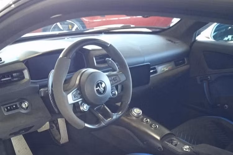 Màu sơn Bianco Audace đã được hãng xe Maserati khoác lên mình siêu xe thương mại đầu tiên của mình để trình làng thế giới cũng như cho ra mắt tại các thị trường quan trọng. Vì thế, việc tậu một chiếc xe Maserati MC20 màu trắng Bianco Audace là điều tất yếu của các đại gia Việt.