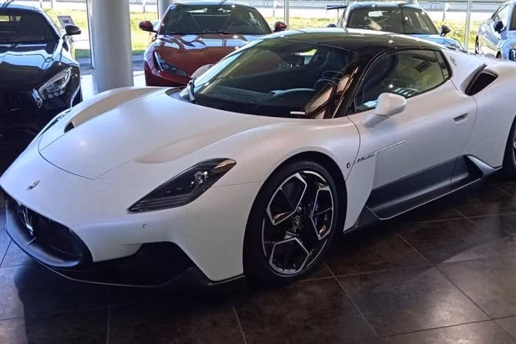 Dựa vào những hình ảnh cũng như thông tin từ nhà nhập khẩu này, chiêc siêu xe Maserati MC20 sắp có mặt Việt Nam sẽ sở hữu màu sơn trắng Bianco Audace được xem là bộ áo quốc dân trên siêu xe thương mại đầu tiên của hãng xe Maserati