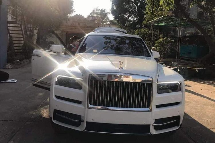 Không chỉ có ngoại hình bóng bẩy và đẳng cấp, Cullinan còn có khả năng offroad đỉnh cao với cơ chế dẫn động AWD thay cho RWD trên các mẫu xe trước đây. Cơ chế này liên kết chặt chẽ với hệ thống treo khí nén tự điều chỉnh độ cao được Rolls-Royce cân chỉnh riêng cho off-road hoặc chạy trên đường thông thường.