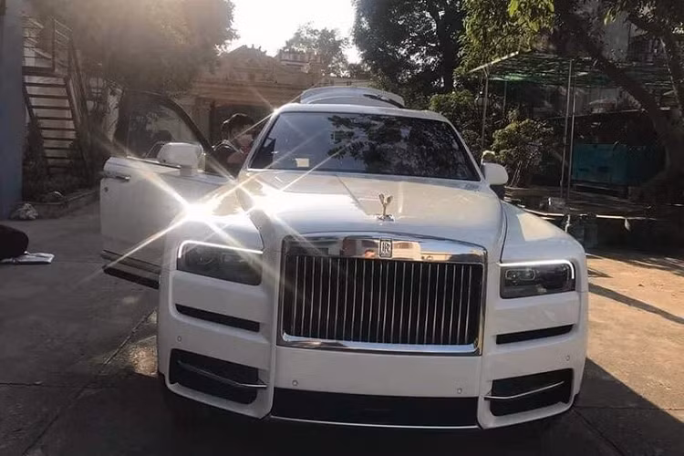 Không chỉ có ngoại hình bóng bẩy và đẳng cấp, Cullinan còn có khả năng offroad đỉnh cao với cơ chế dẫn động AWD thay cho RWD trên các mẫu xe trước đây. Cơ chế này liên kết chặt chẽ với hệ thống treo khí nén tự điều chỉnh độ cao được Rolls-Royce cân chỉnh riêng cho off-road hoặc chạy trên đường thông thường.