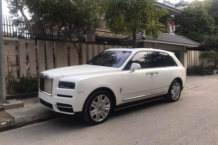Chiếc Rolls-Royce Cullinan tại Thái Nguyên này là chiếc thứ hai xuất hiện tại đây, xe có màu sơn trắng giống như chiếc đầu tiên đi kèm là bộ mâm 22 inch bóng loáng, bệ đỡ chân bên hông và đường kẻ coachline giúp tăng thêm vẻ sang trọng của chiếc SUV Anh Quốc.