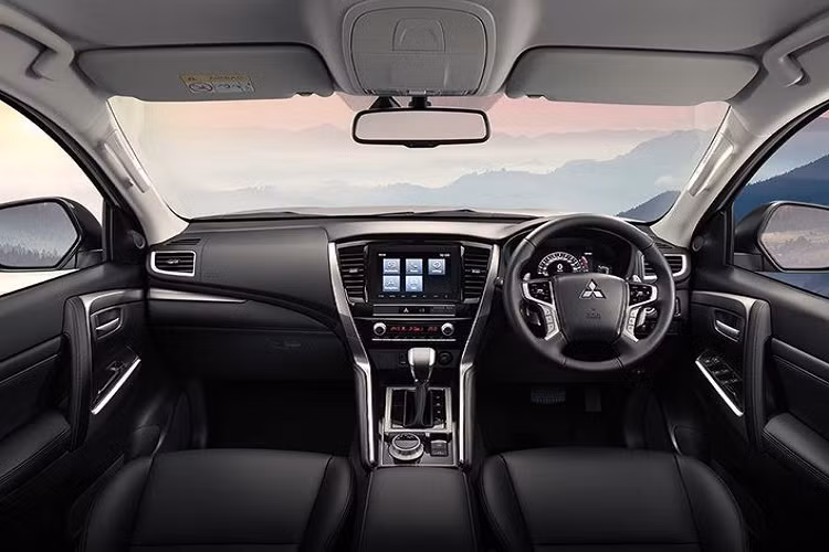 Ngoài ra, xe còn có hệ thống định vị hiện đại, hệ thống vận hành xe qua ứng dụng trên điện thoại thông minh, kiểm soát hành trình thích ứng với chức năng Stop &amp; Go ở tốc độ thấp, cảnh báo va chạm phía trước, cảnh báo điểm mù, hỗ trợ chuyển làn, cảnh báo phương tiện cắt ngang khi đang lùi và camera 360 độ.