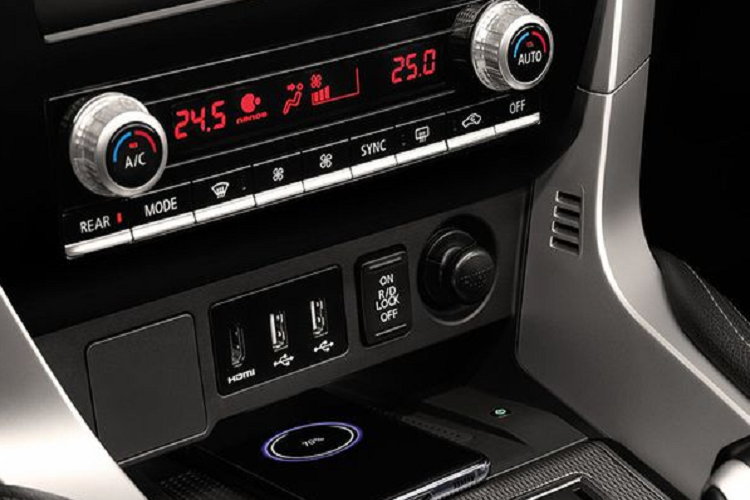 Khách hàng của Mitsubishi Pajero Sport 2021 sẽ có 6 lựa chọn sơn ngoại thất là: đỏ, trắng, xám, nâu, đen và bạc, riêng GT-Premium được cung cấp độc quyền với màu đỏ tươi Red Medium.