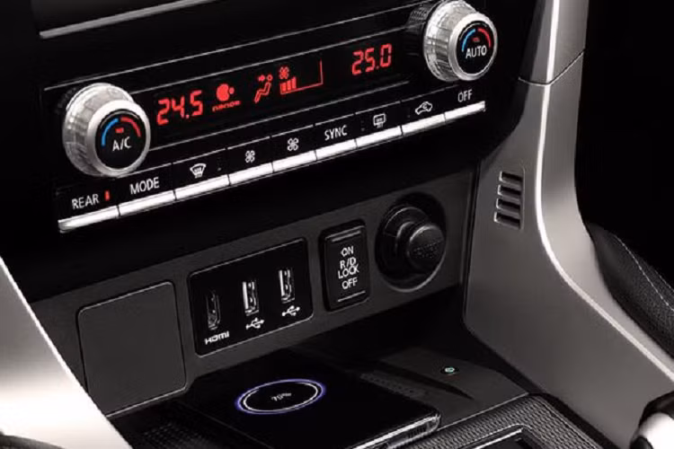 Khách hàng của Mitsubishi Pajero Sport 2021 sẽ có 6 lựa chọn sơn ngoại thất là: đỏ, trắng, xám, nâu, đen và bạc, riêng GT-Premium được cung cấp độc quyền với màu đỏ tươi Red Medium.